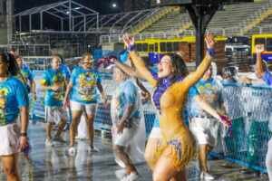Thay Magalhães ensaia debaixo de chuva na Marquês de Sapucaí