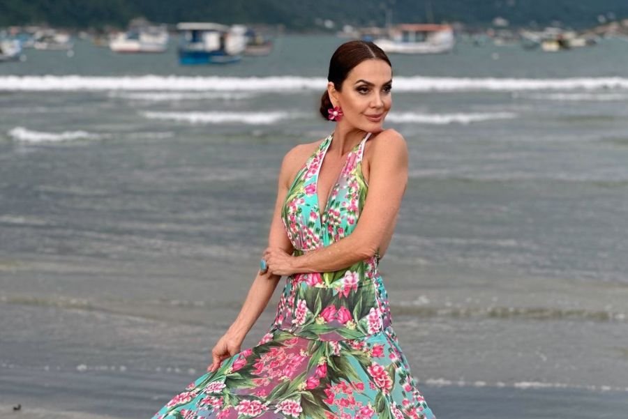 Claudia Métne posa com sugestões de moda praia verão 2024 Claudia Métne posa com sugestões de moda praia verão 2024