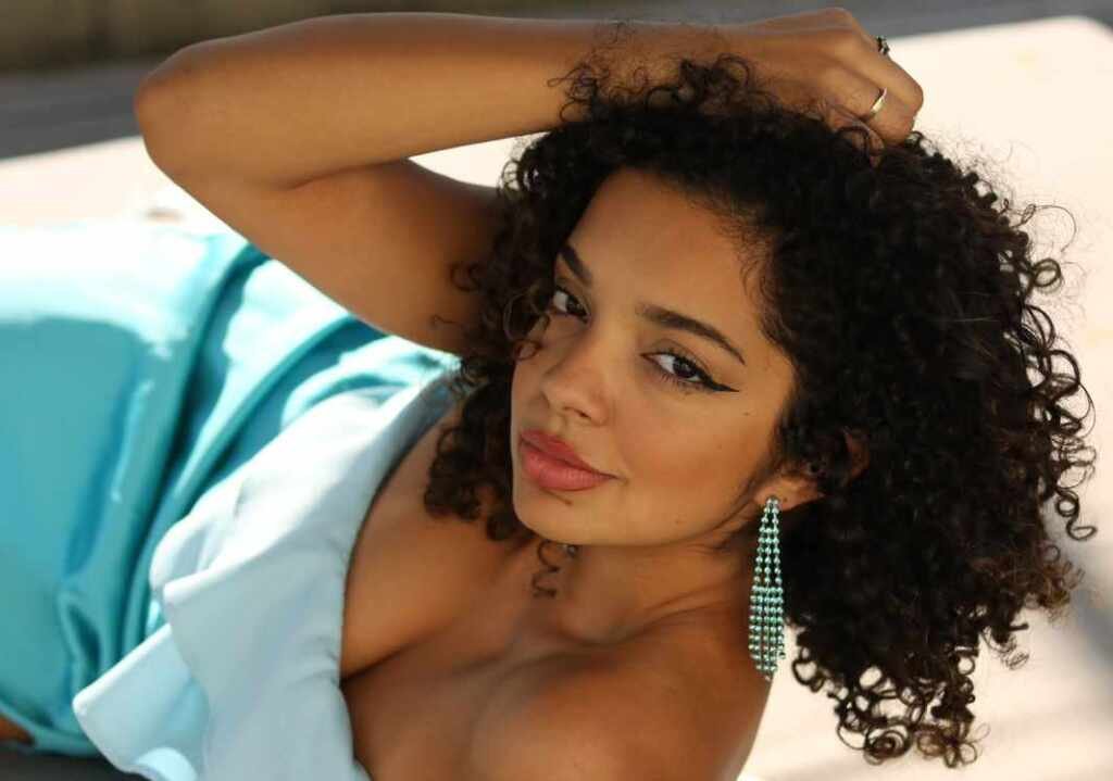 Laura Castro Brilha nas Telinhas da Sessão da Tarde com 'Escola de Quebrada'