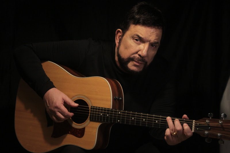 Michael Sullivan realiza shows e oficinas gratuitas de criação e composição de música