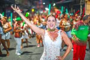 Musa da Grande Rio aposta em look feito à mão para curtir o último ensaio de rua