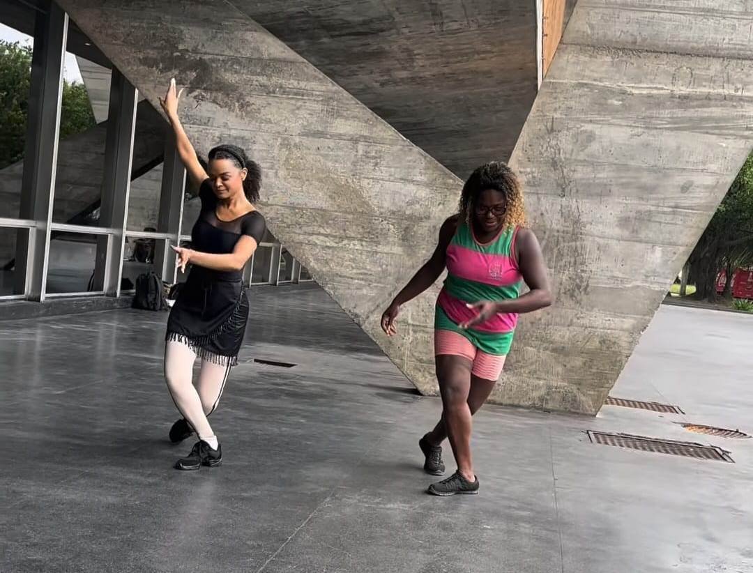 Anny Alves.e Cintya Santos, primeira Porta-Bandeira da Estação Primeira de Mangueira