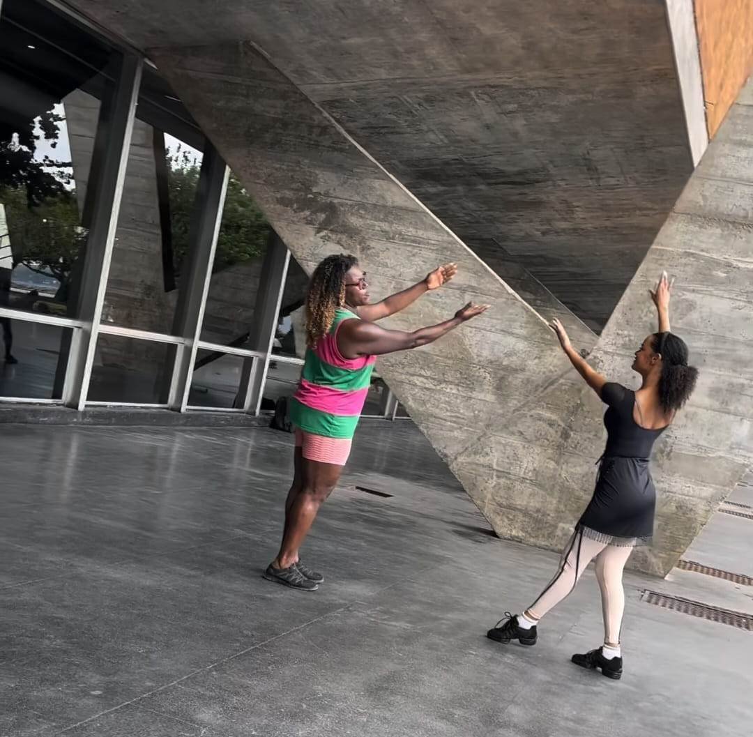 Anny Alves.e Cintya Santos, primeira Porta-Bandeira da Estação Primeira de Mangueira