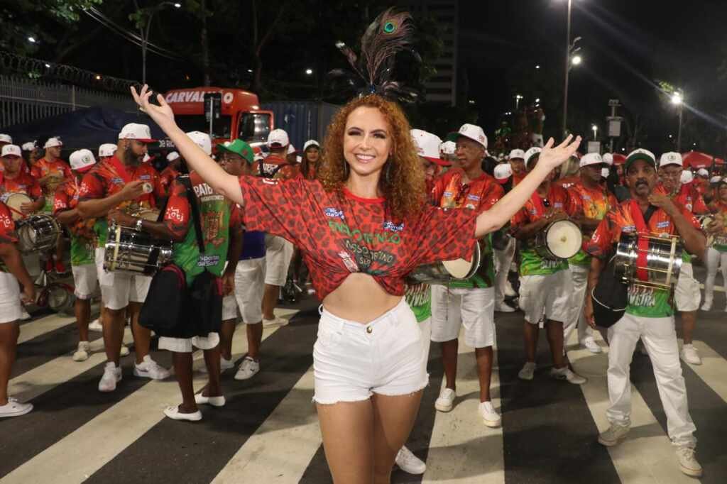 Natascha Stransky encanta na passarela da Marquês de Sapucaí