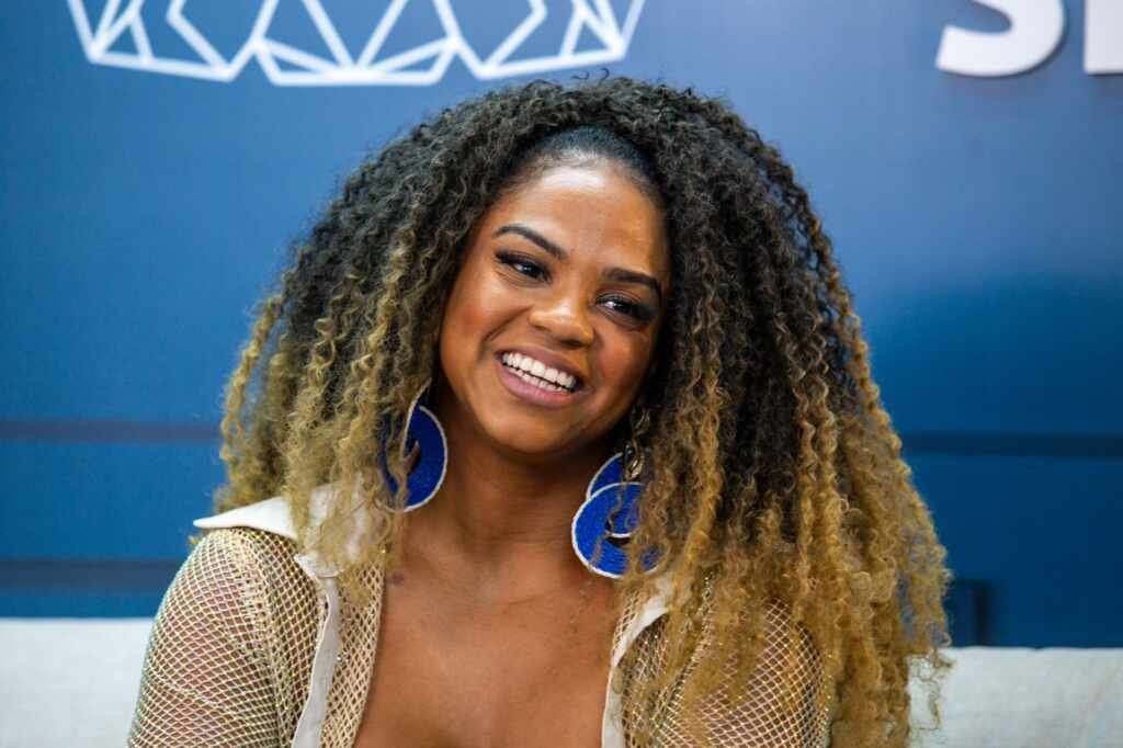 Rainha de bateria da Portela fala sobre rivalidade entre as rainhas de bateria* 17 Rainha de bateria da Portela fala sobre rivalidade entre as rainhas de bateria*