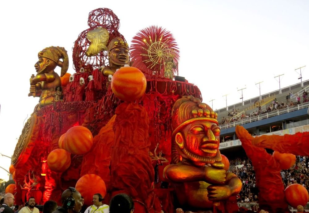 Destaque de Luxo do Carnaval de São Paulo, Thais Moreira brilha como Sol 20 Thaís Moreira no alto do abre alas - Crédito da Foto: Renato Cipriano / Zuleika Ferreira - Divulgação