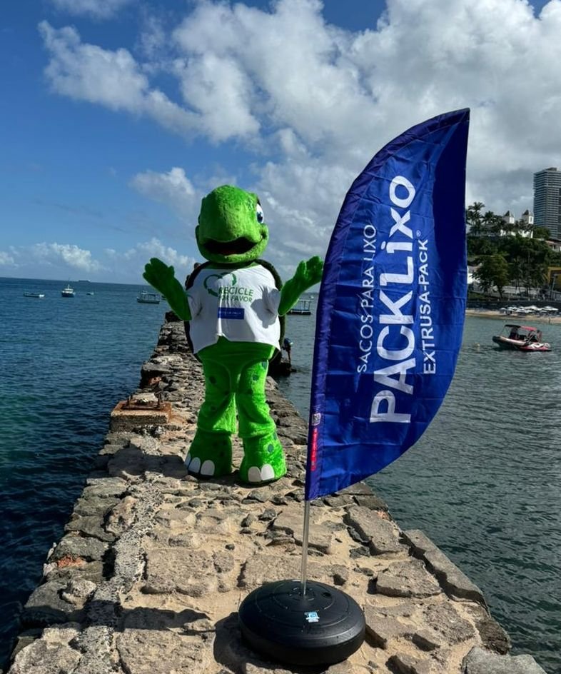 Luana Monalisa usa figurino de Saco de Lixo e sugere a sustentabilidade durante e pós carnaval 23 Mascote Marina da empresa Extrusa-Pack - Foto: Divulgação