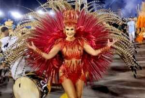 Vanessa Aggio brilha com fantasia da ‘Cobiça’ no desfile da Camisa 12 em SP