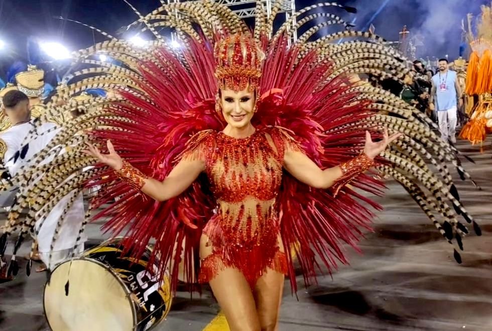 Vanessa Aggio brilha com fantasia da ‘Cobiça’ no desfile da Camisa 12 em SP Vanessa Aggio brilha com fantasia da 'Cobiça' no desfile da Camisa 12 em SP