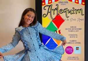 Estreia triunfal de Fernanda Retes nos palcos do Rio com ‘Arlequim, servidor de Dois Amos
