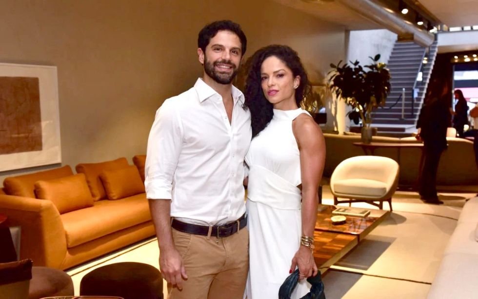 Inovação e Estilo: Tapetes Cartacho Presentes na Flagship da Artefacto 18 Ator Duda Nagle e a namorada Michele Balsamão - Crédito da Foto: Divulgação