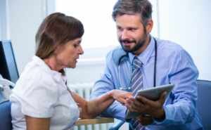 Quais são as principais dificuldades de visitantes estrangeiros para assistência médica no Brasil