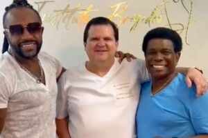 Neguinho da Beija Flor e Claudinho vocalista do Negritude Jr, juntos cuidando da saúde das pernas