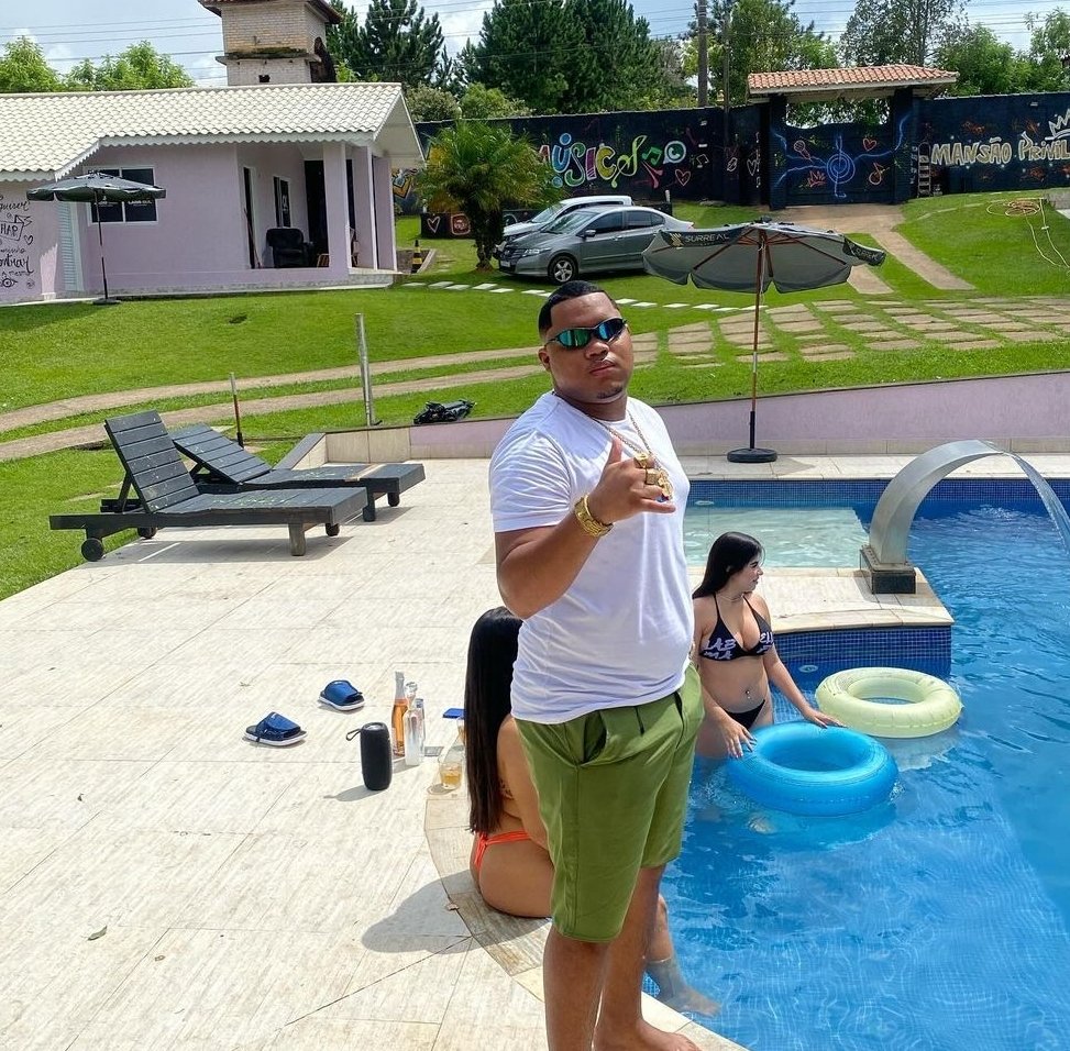 MC PL Alves, do hit 'Marretada do Thor', grava clipe na Mansão Privilege SP 11 MC PL Alves na Mansão Privilege SP / Reprodução Instagram