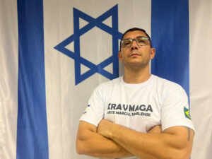 Policial ensina o Krav Maga, treinando mulheres em situação de vulnerabilidade