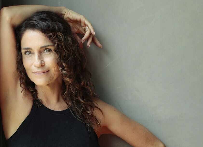 Rose Brant interpreta Luiza na série "Até Onde Ela Vai" da Univer Vídeo