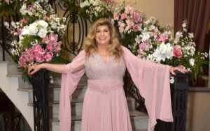 Adela Villas Boas, jornalista e idealizadora do Prêmio “Mãos e Mentes Que Brilham”, laureia destaques do ano