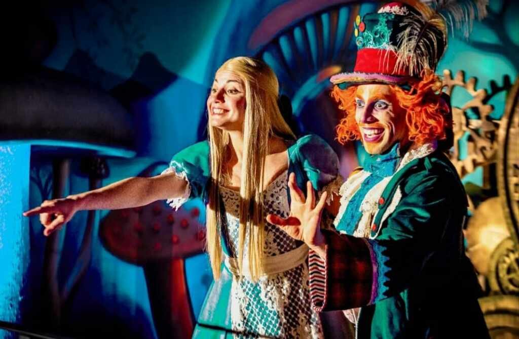 Alice e Chapeleiro: Uma Viagem Encantadora ao País das Maravilhas em Gramado; confira!