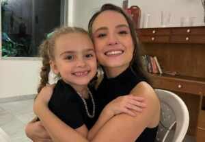 Clara Portella fará irmã caçula de Larissa Manoella em “A Noviça Rebelde”