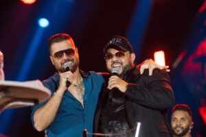 Zé Neto canta com Moysés Rico, filho de José Rico, no Ribeirão Rodeo Music 2024, em Ribeirão Preto