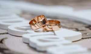 Seguindo dicas simples, você manterá as alianças de casamento lindas e brilhantes por muitos anos