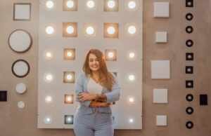 Débora Caroline, empresária reconhecida no setor de iluminação e CEO da Clik House participa de feira na Bolivia