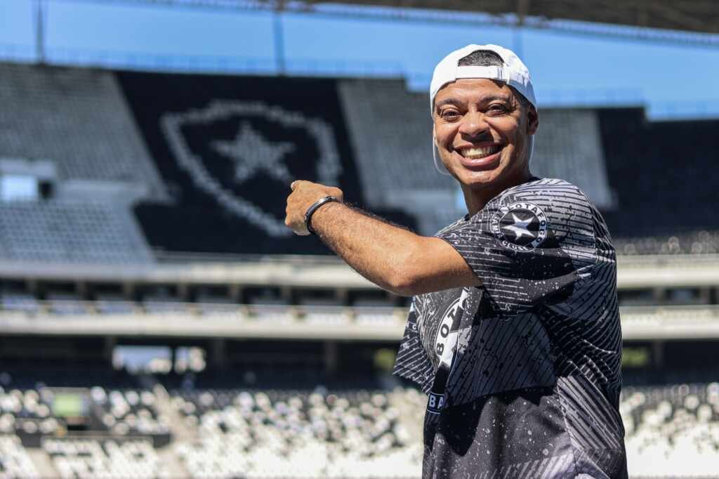 Emerson Dias é o novo Intérprete da Botafogo Samba Clube Emerson Dias é o novo Intérprete da Botafogo Samba Clube