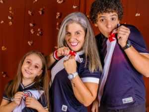 O amor que inspira: A dedicação de Janine Bassi à carreira de seus filhos