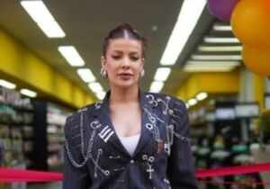 Jaqueline Grohalski, campeã da Fazenda, inaugura mercado popular em São Paulo