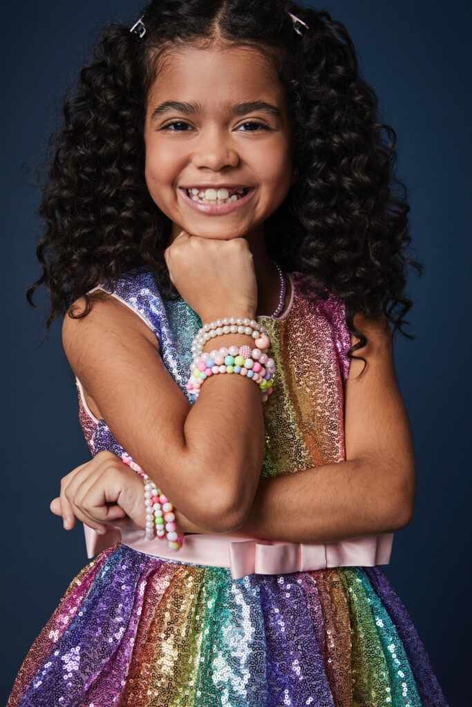 Wallentina Bomfim celebra sua estreia na TV na novela "A Caverna Encantada" do SBT