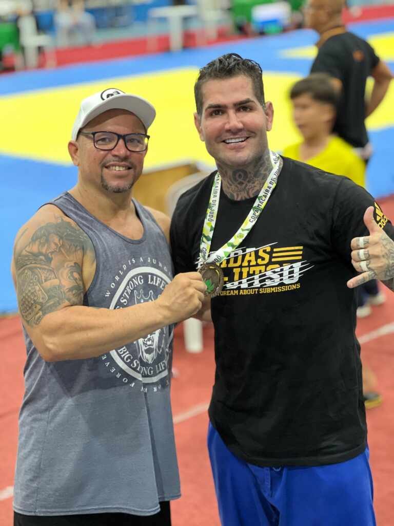 Sensei Flávio Roberto demonstra orgulho de atleta Matheus Adma no Judô Sensei Flávio Roberto demonstra orgulho de atleta Matheus Adma no Judô