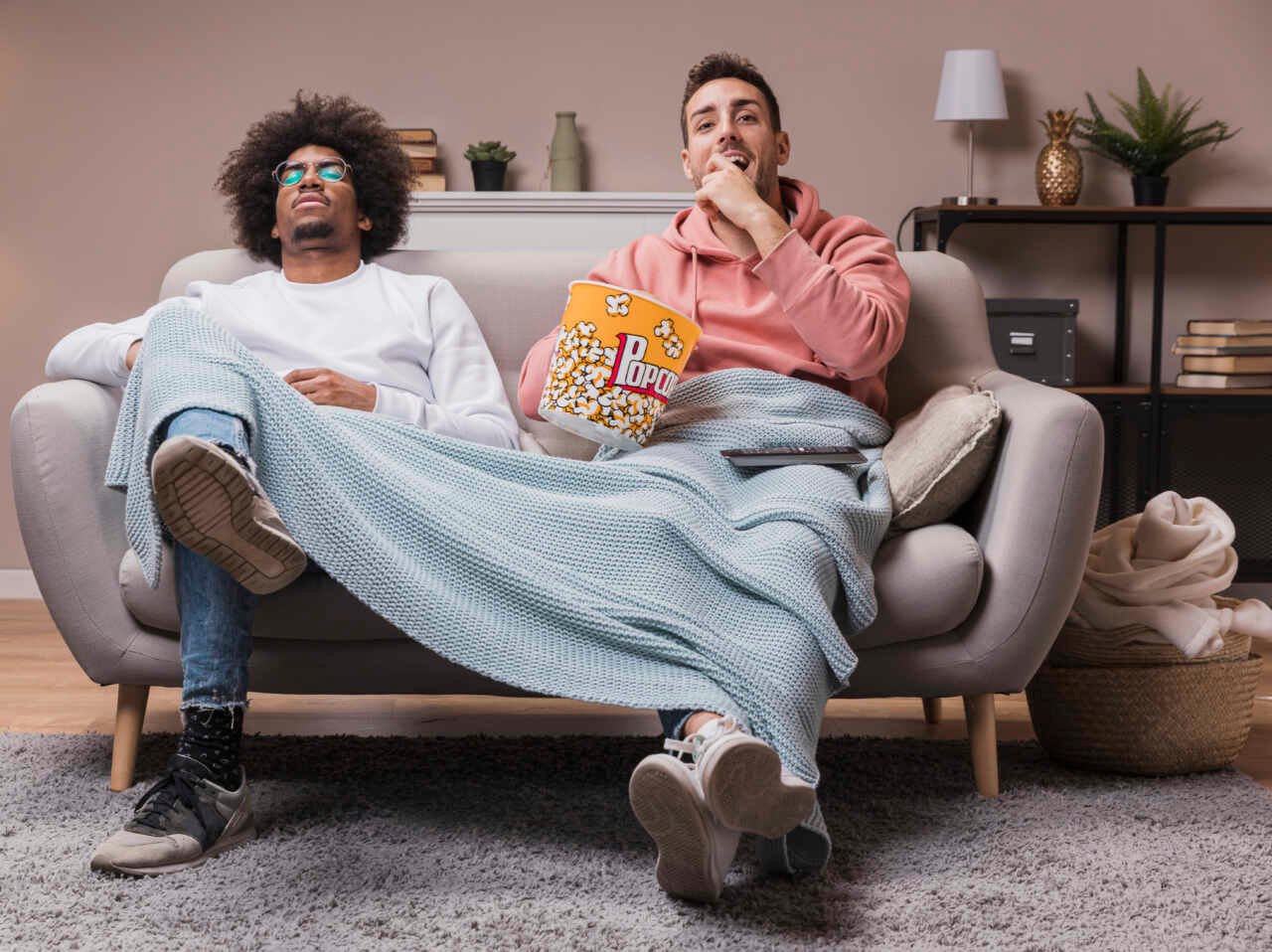 IPTV: O Futuro Da Televisão 19 friends eating popcorn watching movie scaled
