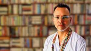 Bernardo D’Oxóssi: conheça o sacerdote multifacetado que sempre busca ir além da religião
