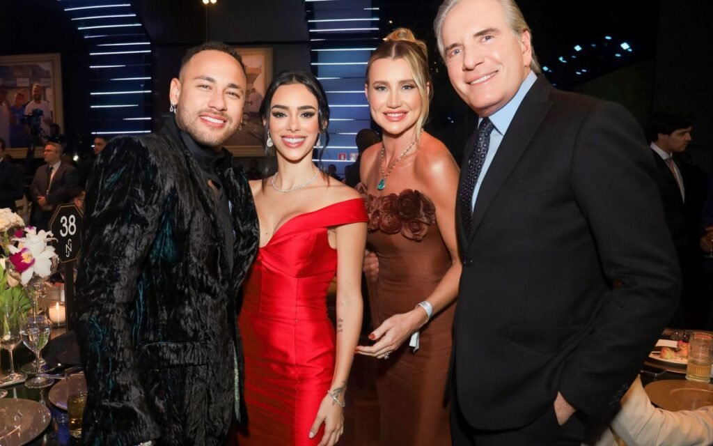 Neymar Jr. arrecada R$ 21 Milhões em leilão beneficente em SP 34 Neymar, Bruna Biancardi, Ana Paula Siebert e Roberto Justus