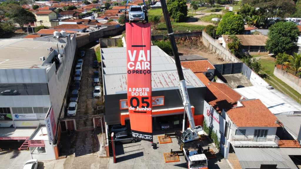 Baruk Multimarcas iça carro 40 metros de altura para anunciar megaliquidação com Ciro Bottini