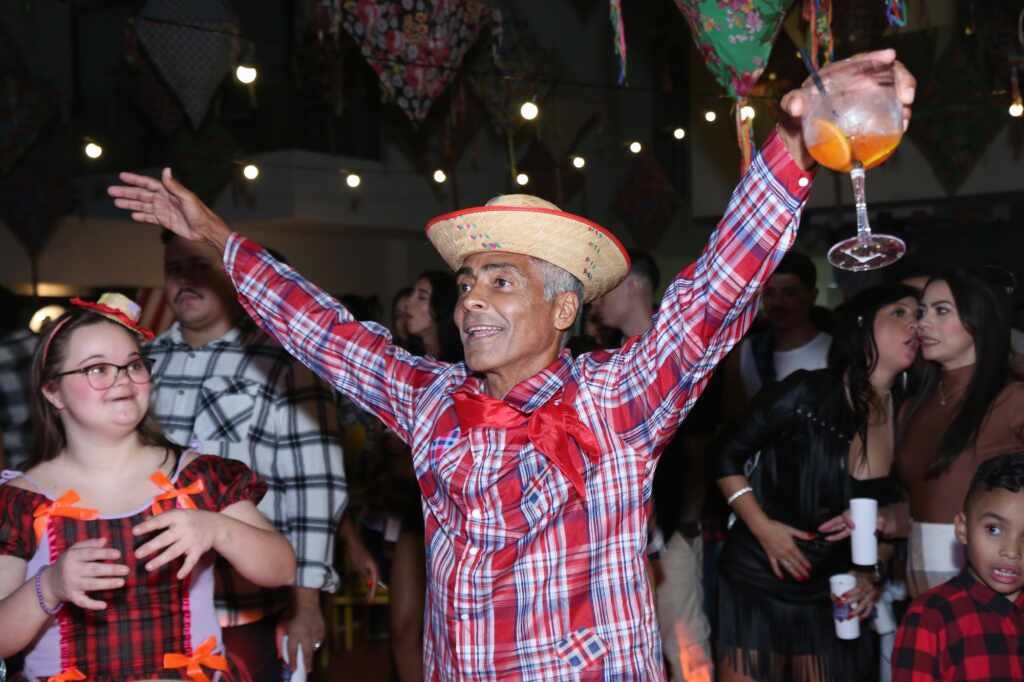 Romário festeja o XVI Arraiá do Baixola com tradicionalismo e alegria Romário festeja o XVI Arraiá do Baixola com tradicionalismo e alegria