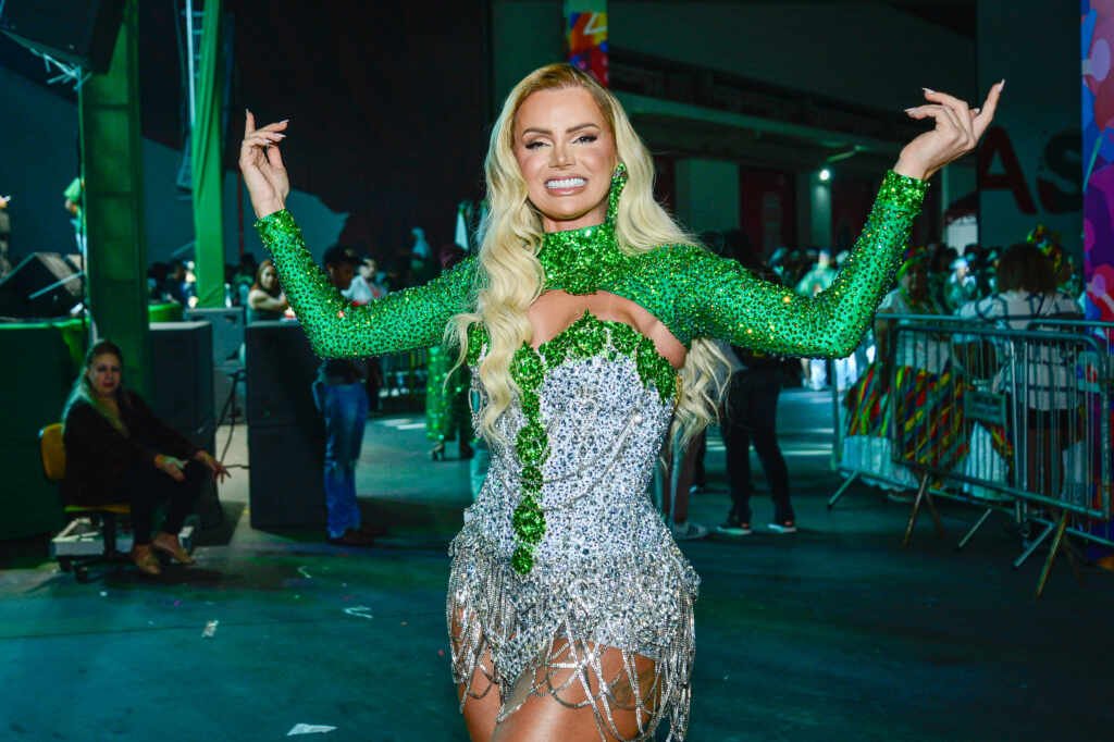 Thalita Zampirolli faz sua estreia como Rainha da Escola de Samba Camisa Verde e Branco Thalita Zampirolli faz sua estreia como Rainha da Escola de Samba Camisa Verde e Branco