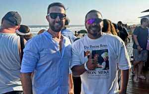 Influenciador Lucas Neves é visto no Vivo Rio Pro WSL com o seu empresário Marcelo Sebould