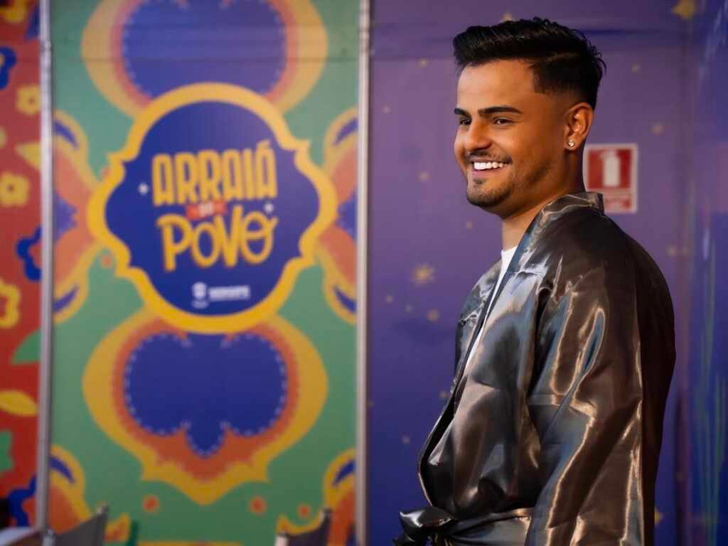 Referência no arrocha, Heitor Costa agita recorde de público no Arraiá do Povo