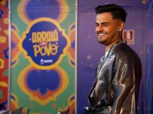 Referência no arrocha, Heitor Costa agita recorde de público no Arraiá do Povo
