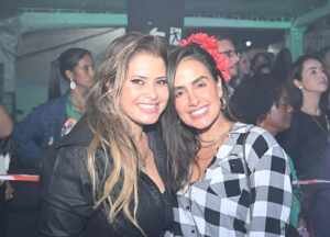 Carol Peixinho marca presença no Arraiá do Berimbau com look tipico com show de Thiaguinho