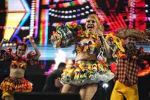 Joelma se joga no clima de festa junina e solta a voz no Arraiá do Cumbe
