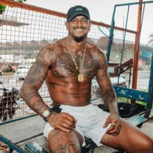 Vendedor de morango que ganhou fama ao aparecer sem camisa no ‘Mais Você’