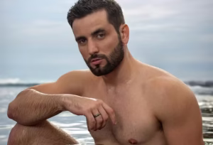 Ex-BBB Matheus Amaral posa para ensaio no Rio Negro e web pira: ‘Um boto’