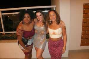 Famosas prestigiam aniversário da atriz Paula Frascari na Zona Oeste do Rio
