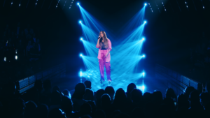 Sarah Beatriz grava versão de hit internacional