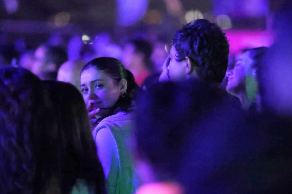 Em clima de romance, Xamã e Sophie Charlotte trocam beijos em evento no RJ