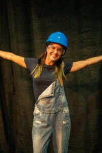 Mari Fernandes volta aos palcos em “Emoções da Riley” no Rio, vivendo a “Professora Mentalúrgica”