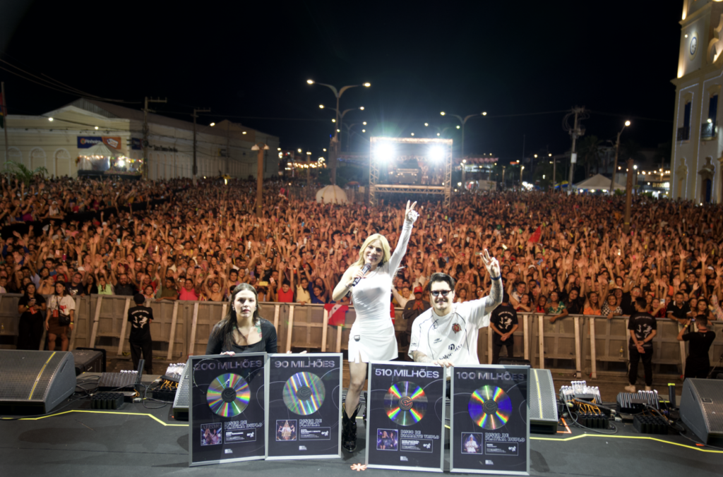 Manu Bahtidão conquista certificado de Diamante Triplo com “Daqui Pra Sempre” Manu Bahtidão conquista certificado de Diamante Triplo com “Daqui Pra Sempre”