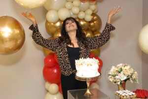 Aniversário de Claudia Alencar: Celebrando vida e amizade no Hospital